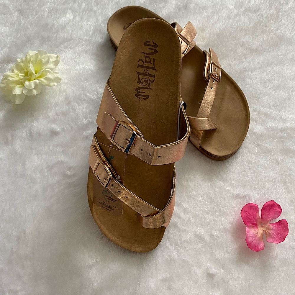 Beautiful sandals! never worn with tags.😍